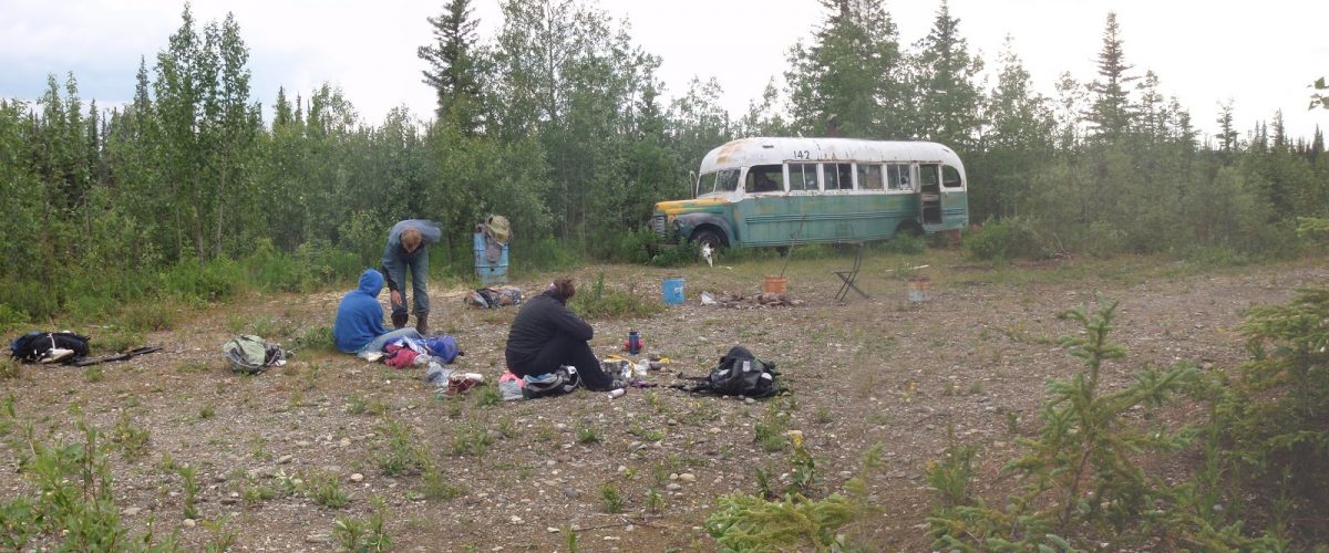 Происшествия: фотография туристов, разбивших лагерь у автобуса Маккэндлесса