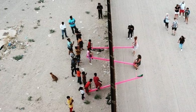 Локальные новости: Через границу США и Мексики установили качели: теперь дети из двух стран могут играть вместе