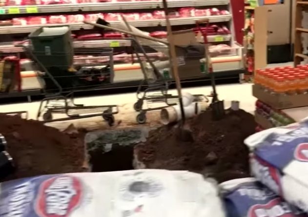 Локальные новости: На шокирующем видео рабочие делают дыру в полу продуктового магазина, а сотрудники смахивают строительный мусор с продуктов