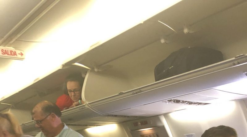 Путешествия: Странное зрелище: Занимая места, пассажиры увидели стюардессу в отделении для ручной клади