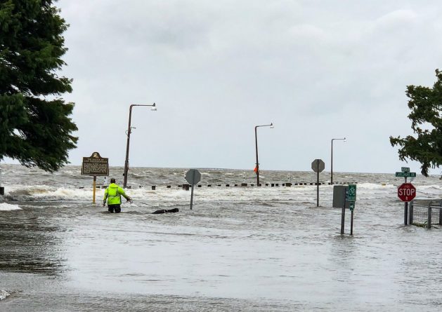 Погода: Ураган «Барри» вновь ослаб до шторма, достигнув берега
