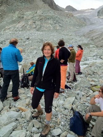 Происшествия: фотография Сюзанны вместе с коллегами во время работы в скалистой местности