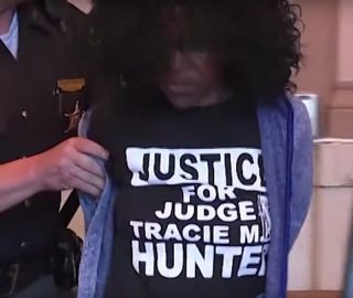 Закон и право: фотография женщины в футболке с надписью "Справедливость для судьи Хантер"