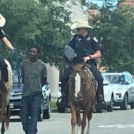 Закон и право: В США фотография офицера конной полиции, который ведет арестованного афроамериканца на веревке, возмутила общественность