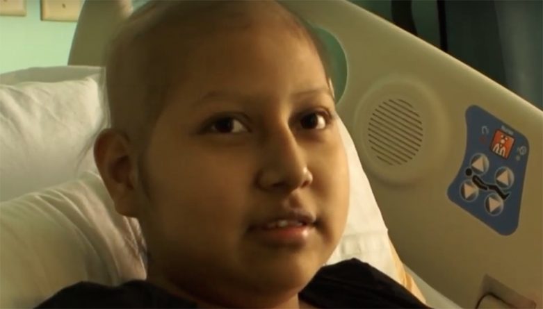 Здоровье: 14-летняя девочка сражается с раком в США и мечтает, чтобы мать была рядом — но ее не пускают в страну