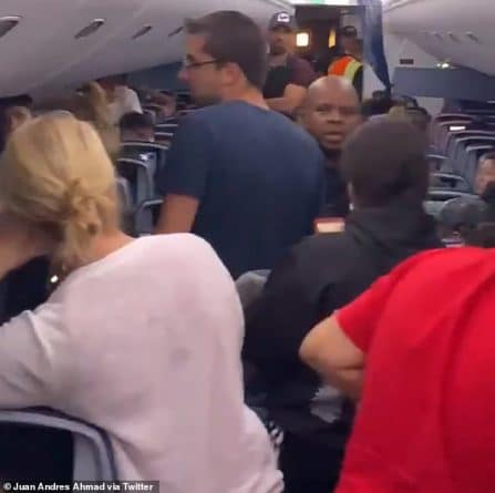 Путешествия: В США пассажиры устроили драку после того, как провели 8 часов в самолете без еды и воды