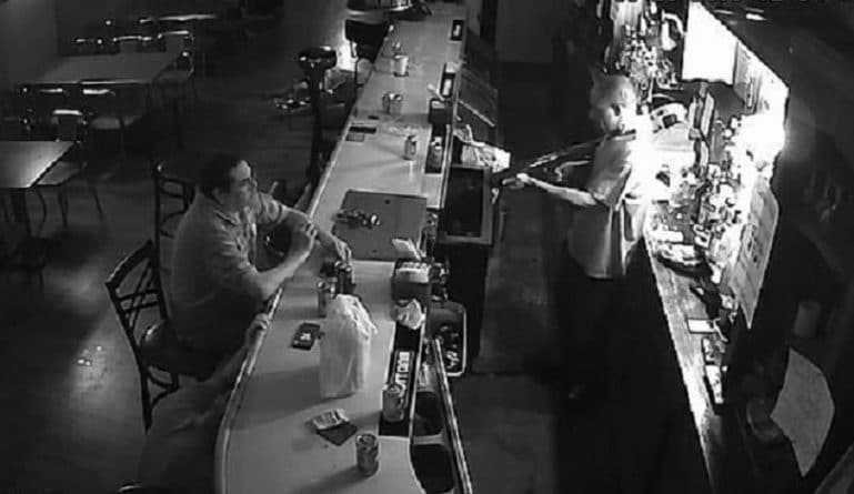 Популярное: «Я не играю в твою игру»: на вирусном видео посетитель бара спокойно закуривает сигарету перед вооруженным грабителем