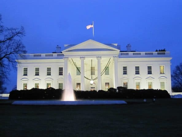 Политика: Трамп строит вокруг Белого дома новый забор