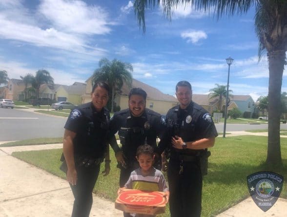 Локальные новости: Пятилетний мальчик набрал 911 и сказал, что очень голоден. И полицейские привезли ему пиццу
