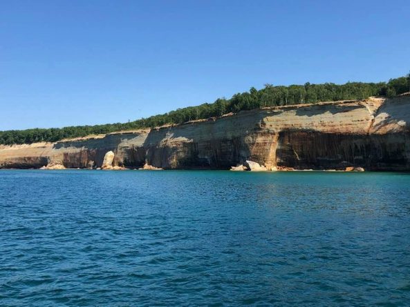 Путешествия: В Мичигане группа каякеров чудом избежала обвала скалы во время прогулки на лодке