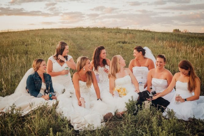 Полезное: Вдова устроила с подругами фотосессию в свадебных платьях, чтобы почтить память мужа