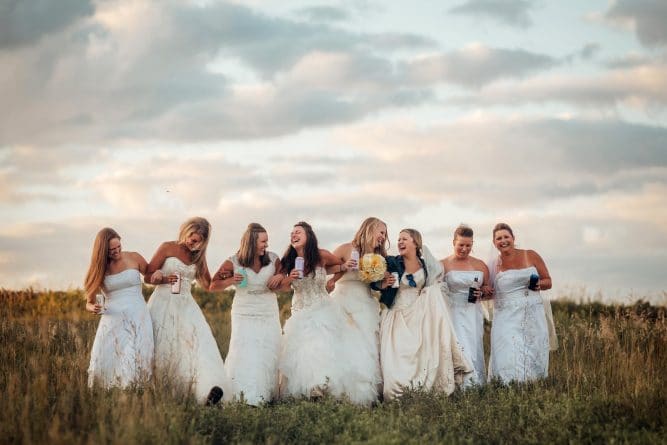 Полезное: Вдова устроила с подругами фотосессию в свадебных платьях, чтобы почтить память мужа
