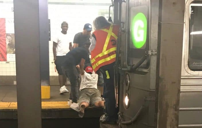 Происшествия: В Бруклине машинист MTA героически спас самоубийцу в метро