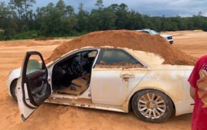 Закон и право: Странная месть: в США парень высыпал гору песка на автомобиль своей девушки, которая не захотела с ним говорить