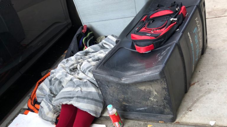 Локальные новости: В Нью-Йорке бездомный ребенок отдал новый рюкзак человеку, спящему на тротуаре
