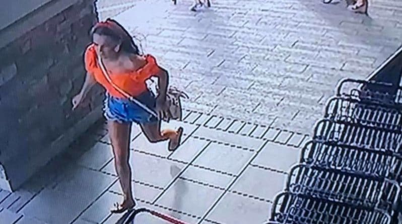 Локальные новости: Три девушки украли из магазина детскую коляску, но забыли своего ребенка