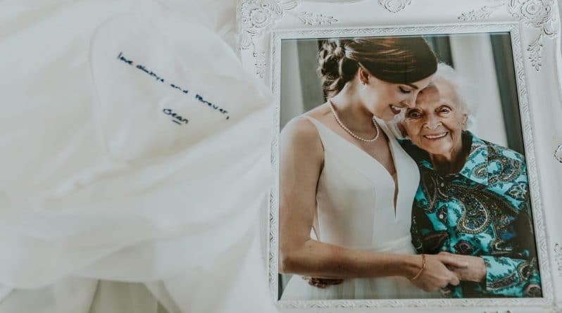 Досуг: Невеста подарила безнадежно больной бабушке свадебную фотосессию, зная, что той не суждено побывать на ее празднике