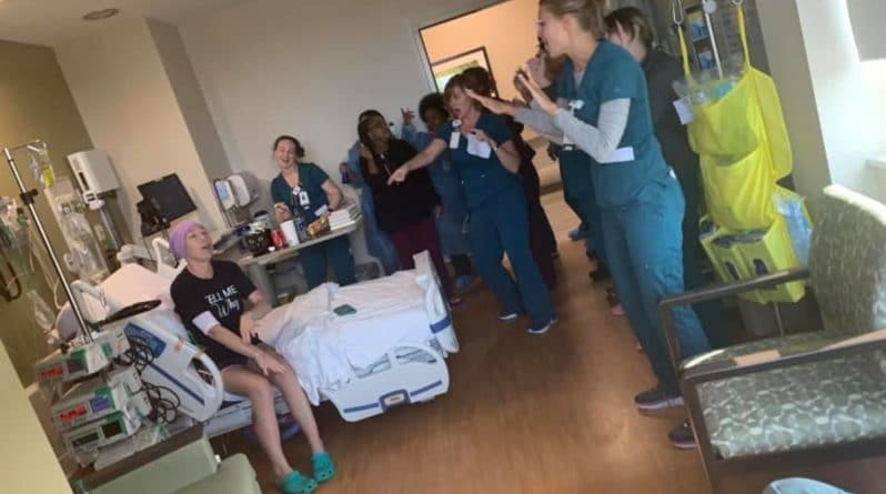 Здоровье: Медсестры устроили шоу «Backstreet Boys» для пациентки, которая пропустила концерт любимой группы из-за лейкемии