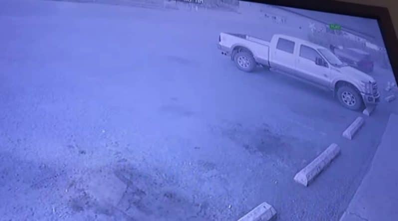 Происшествия: Мгновенная карма: у мужчины угнали авто, пока он грабил магазин (видео)