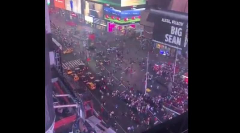 Локальные новости: Паника и хаос на Таймс-сквер: люди приняли звуки выхлопных газов за выстрелы, и толпа побежала в укрытия (видео)