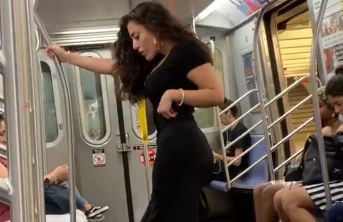 Популярное: «Она моя новая королева»: 7,2 млн просмотров собрало видео, в котором девушка устроила селфи-фотосессию в метро