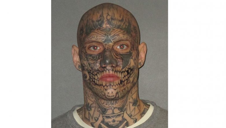 Закон и право: Адвокат обвиняемого в двойном убийстве ищет присяжных, которые не будут судить его по татуировкам на лице