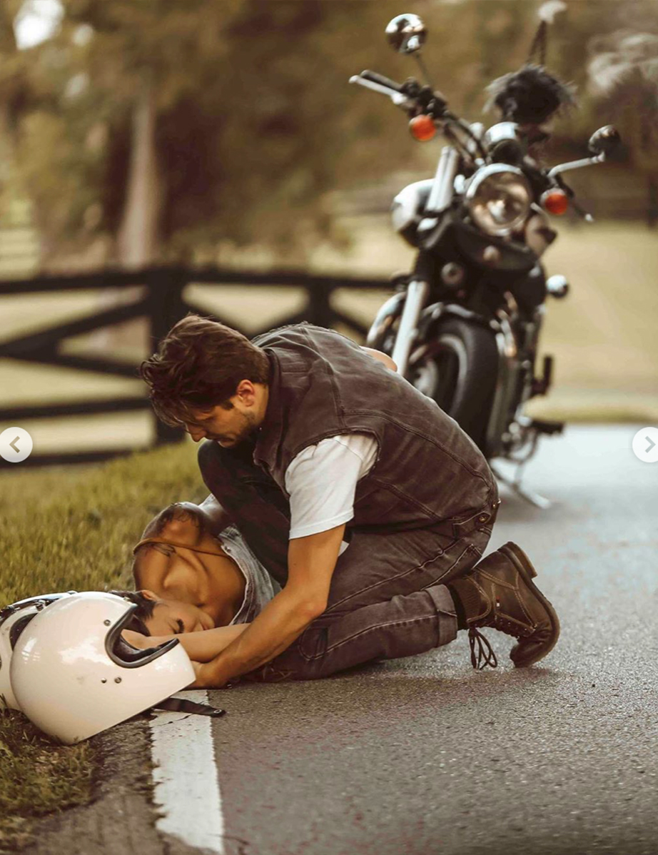 Полезное: Блогерша превратила свою аварию на мотоцикле в стильную фотосессию. Теперь пользователи сомневаются, была ли авария вообще