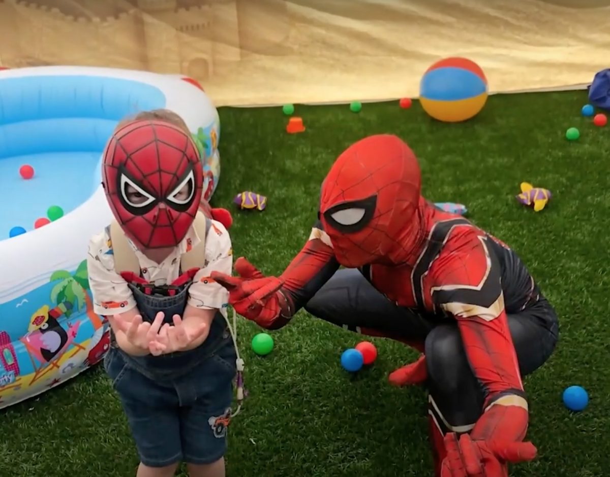 фотография Броди с Человеком-пауком на вечеринке в его новой палатке