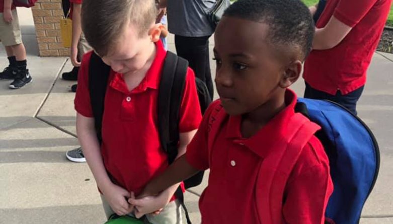 Локальные новости: В первый день школы 8-летний мальчик пришел на помощь однокласснику с аутизмом. Их совместное фото стало вирусным