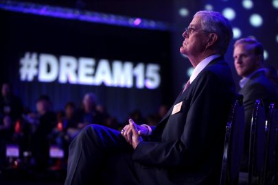 фотография Коха на Defending the American Dream Summit в 2015-м