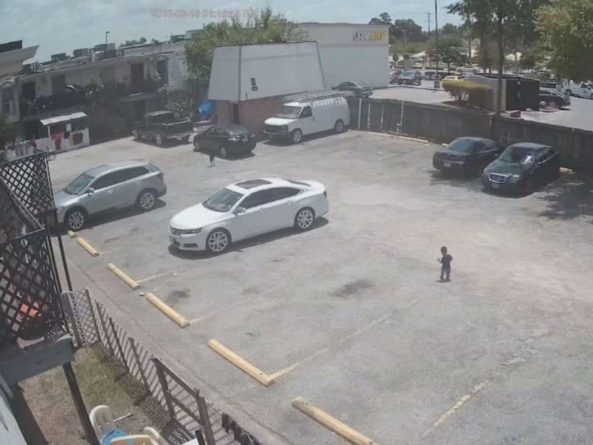 Закон и право: На видео 18-месячный малыш отстал от матери на парковке — и через секунду его сбила машина