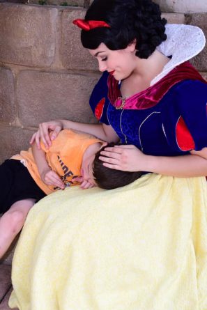 Полезное: Отзывчивая Белоснежка успокоила 6-летнего мальчика с аутизмом, когда у него началась истерика в Disney World