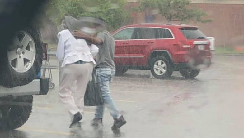 Локальные новости: Парень прикрыл пожилую женщину своей курткой, чтобы она не промокла под дождем