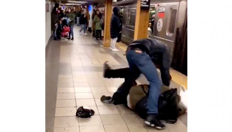 Происшествия: Пассажир метро дважды плюнул в другого — и тот избил его до потери сознания