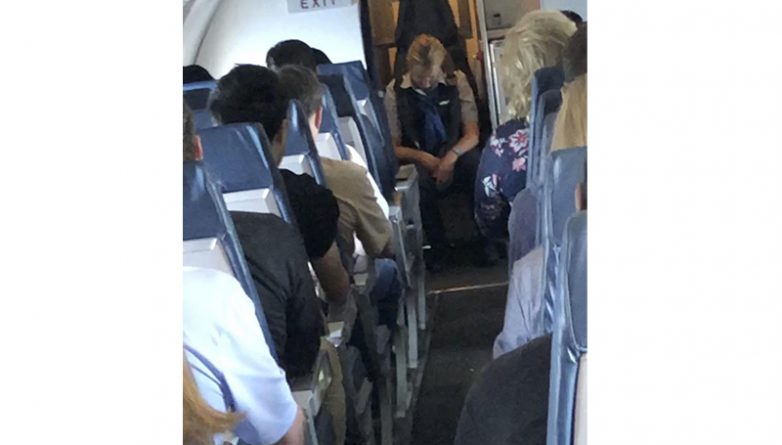 Путешествия: Стюардесса United Airlines заснула во время полета. Уровень алкоголя в ее крови был в 4 раза выше нормы