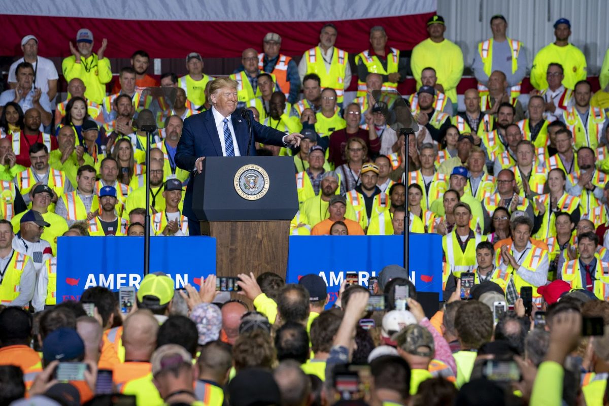 Политика: фотография Трампа, выступающего перед рабочим Shell