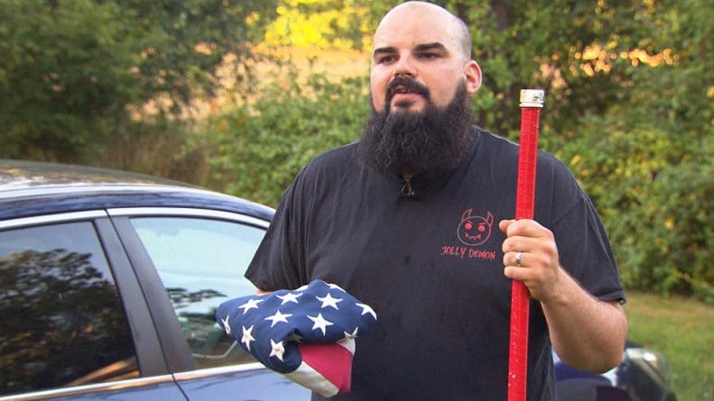 Локальные новости: Мужчина рискнул своей жизнью, чтобы спасти флаг США, лежавший посреди дороги