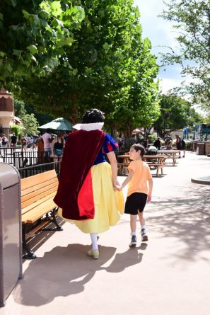 Полезное: Отзывчивая Белоснежка успокоила 6-летнего мальчика с аутизмом, когда у него началась истерика в Disney World
