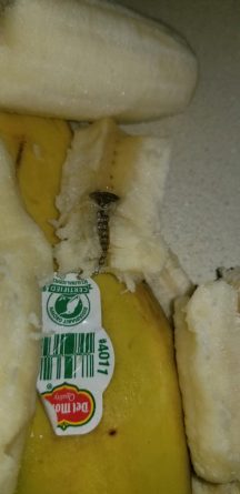 Локальные новости: В бананах в супермаркете кто-то спрятал винты. Клиентка их случайно проглотила