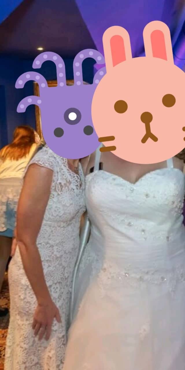 две девушки в свадебных платьях