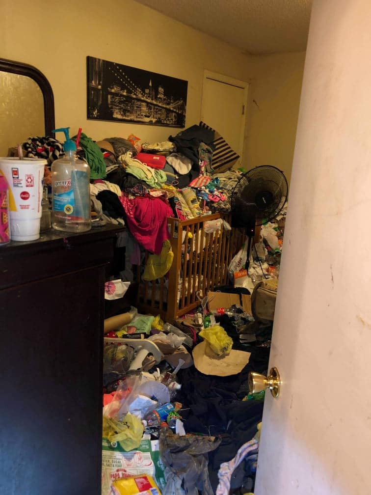 Закон и право: Полиция опубликовала жуткие фото дома, где среди мусора и гнилой пищи жили 4 маленьких детей