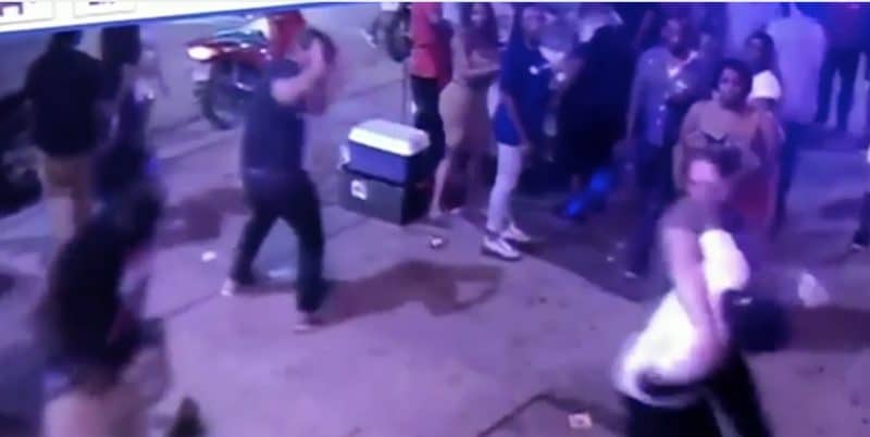 Происшествия: В стиле банд: видео, на которых толпа жестоко избивает жертв до потери сознания ради мобильных телефонов, стали вирусными