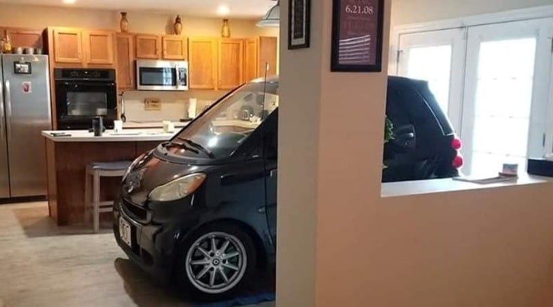 Локальные новости: Мужчина припарковал автомобиль Smart на кухне дома, чтобы его не сдуло ветром урагана Дориан