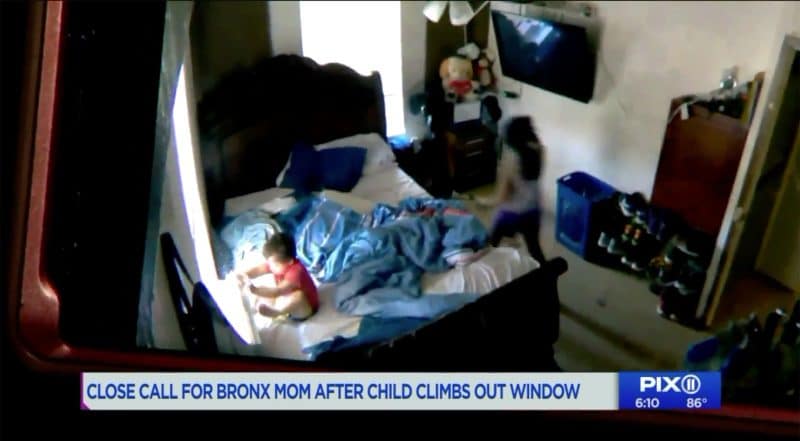 Локальные новости: В ужасающем видео 3-летний мальчик с аутизмом вытаскивает кондиционер и вылезает из окна 7-го этажа