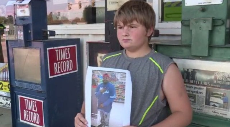 Локальные новости: 10-летний мальчик распродает на улице все свои игрушки, чтобы оплатить похороны лучшего друга – дяди