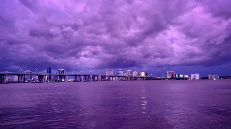 Погода: Пурпурно-фиолетовый закат: небо во Флориде после урагана стало невероятного цвета (фото)