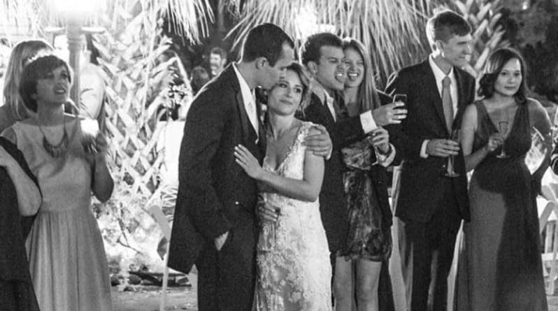 Досуг: Гости на свадьбе затмили молодоженов, сделав бесшабашное селфи на фоне свадебного снимка