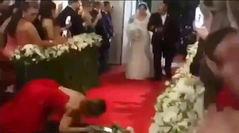Досуг: Подружка невесты затмила собой виновницу торжества, к всеобщему ужасу распластавшись перед алтарем (видео)