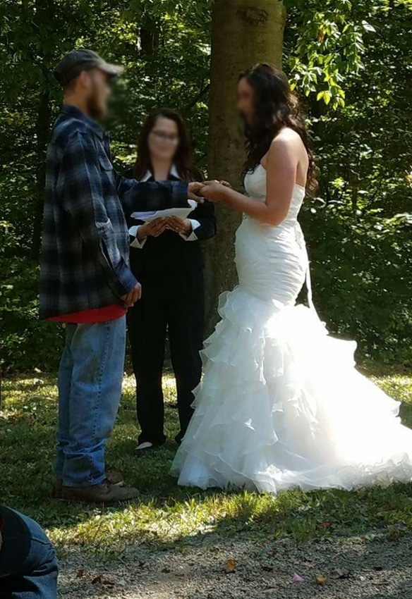 Полезное: Парень пришел на собственную свадьбу в грязных джинсах, помятой рубашке и с удочкой — хотя невеста была в шикарном платье
