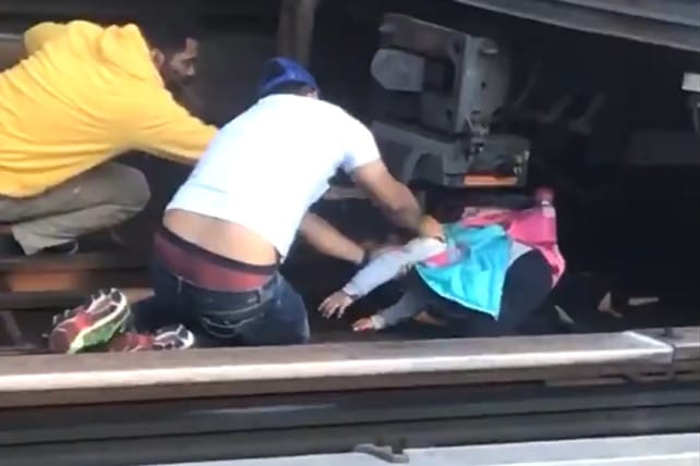 Происшествия: На душераздирающем видео свидетели спасают 5-летнюю девочку после того, как отец прыгнул под поезд метро, держа ее в руках